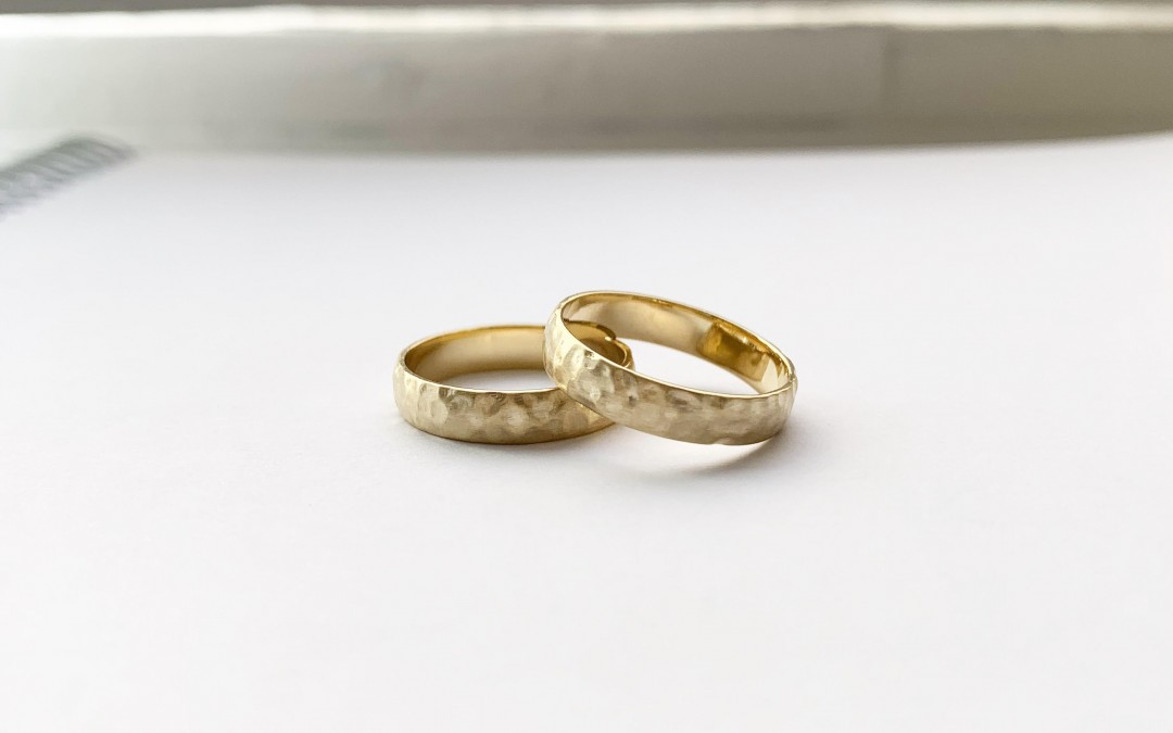 UNAS ALIANZAS DE BODA DIFERENTES